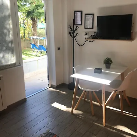شقة Casa Deni Con Giardino Privato أومغنا
